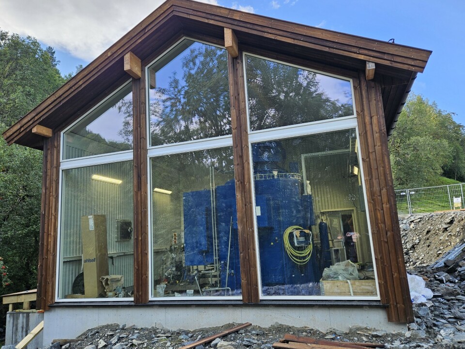Setergryta kraftverk Bilde av hus med store glassvinduer hvor turbin kan sees