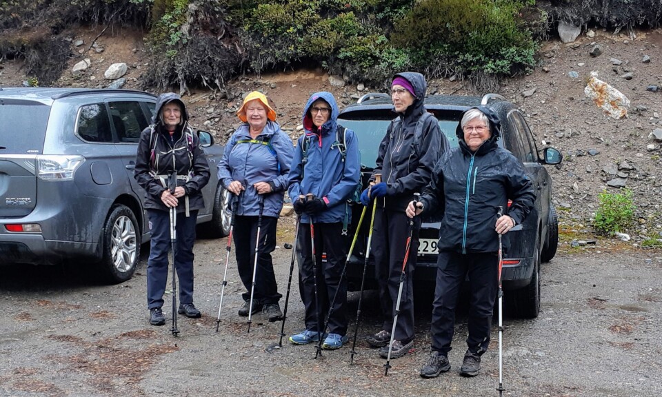 Stavgang til Sjøasetervatnet Fem turgåere med gåstaver oppstilt ved en bil, alle med regntøy.