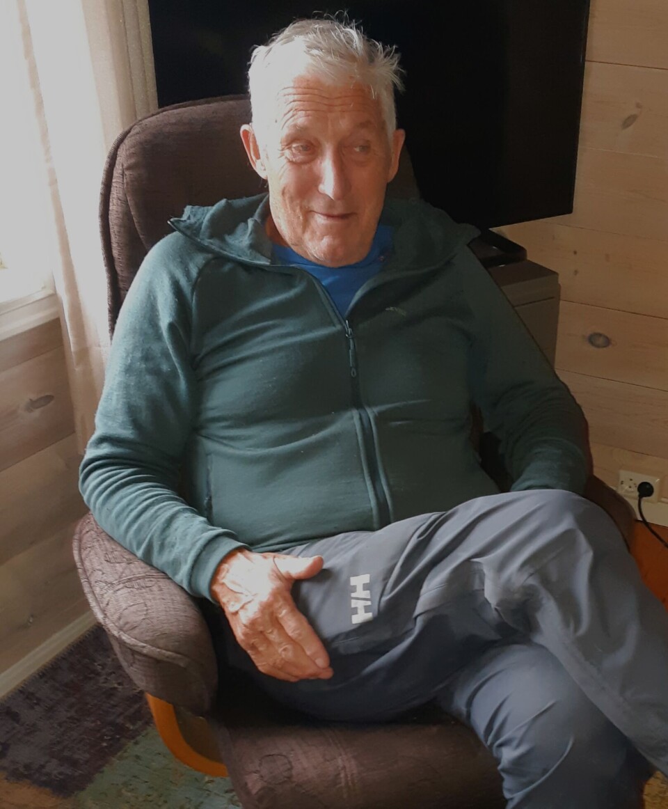 Stavgang til Sjøasetervatnet En mann som sitter i en lenestoi.