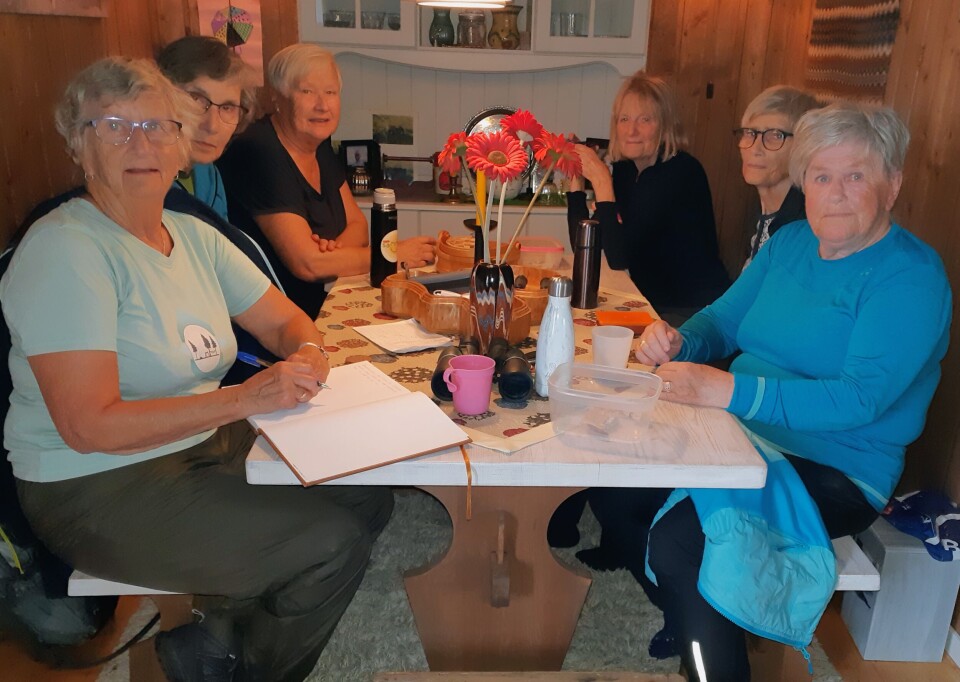 Stavgang til Sjøasetervatnet Seks damer som sitter rundt et bord.