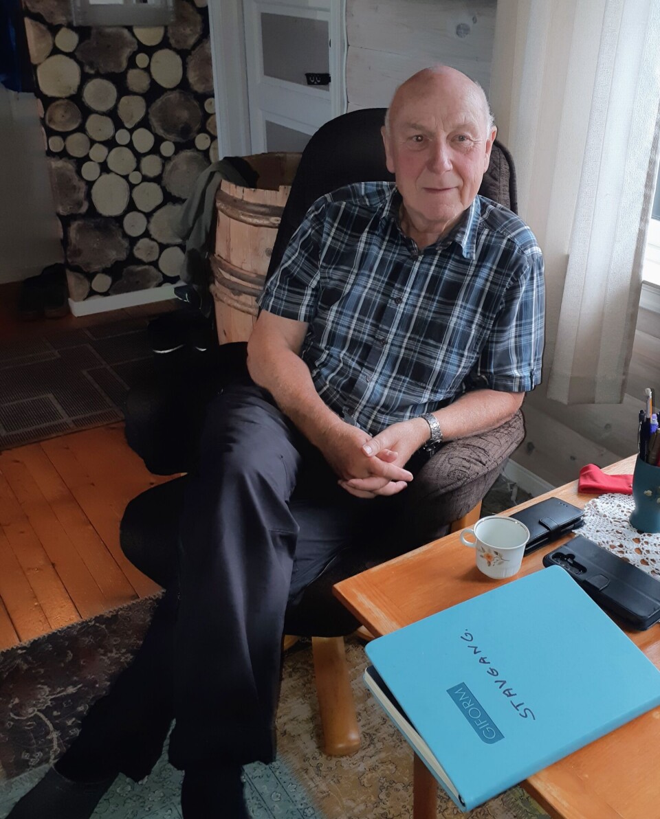 Stavgang til Sjøasetervatnet En mann som sitter i en lenestoi.