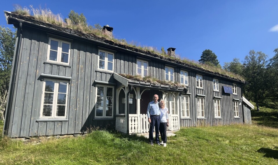Grandniesa til James Lawrence ('Jim') Chaworth-Musters og ektemannen på besøk på Vaulen tidlegare i sommar. En mann og ei dame foran inngangen til et gammelt hus.