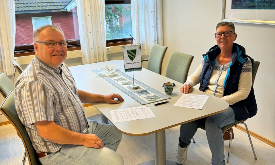 Ordførar Hugo Pedersen og Turid Sættem Eggen fra SJFF signerte driftsavtalen for Vaulen. En mann og ei dame som sitter ved et bord og signerer papierer.