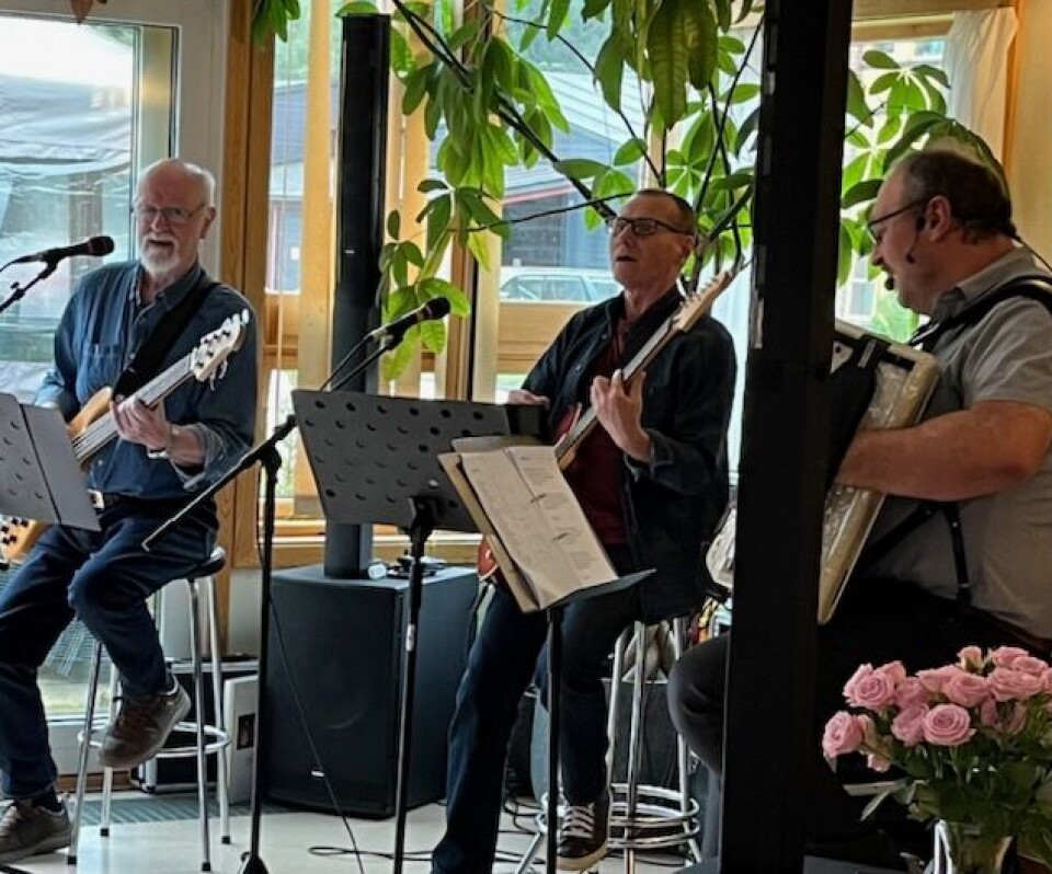 Dalagutan spilte opp til dans Tre mannlige musikere