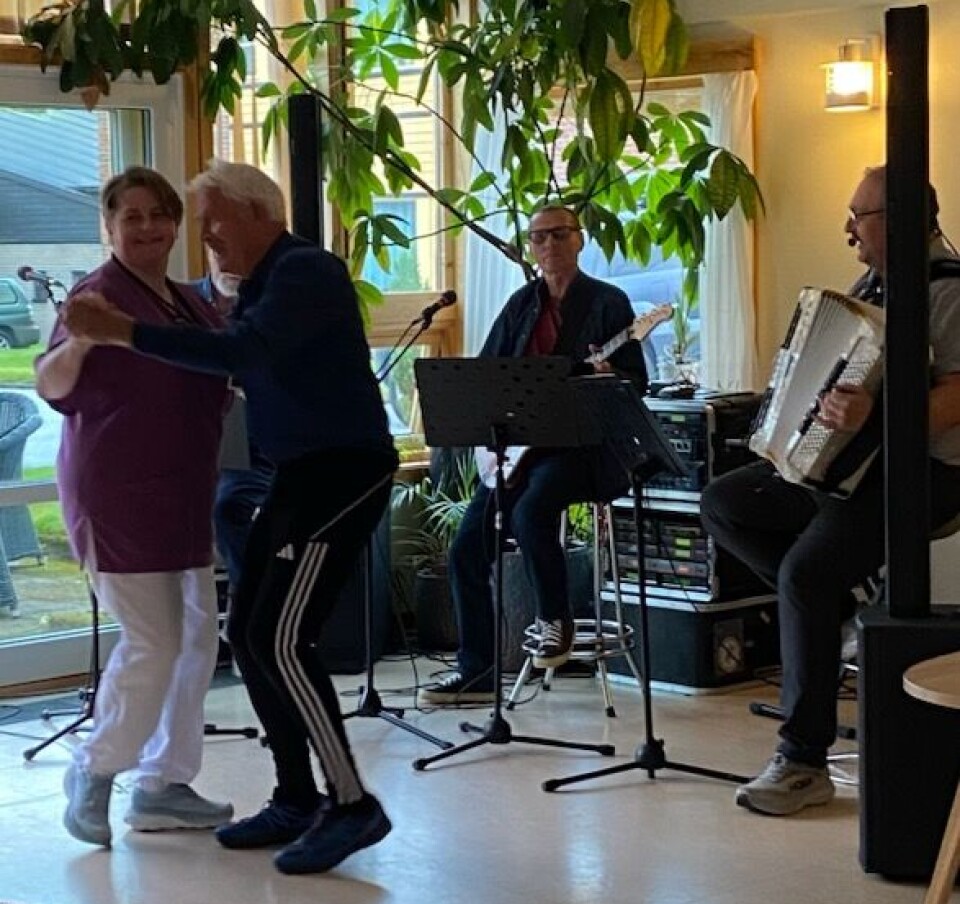 Mere dans og glade dansere Dame og mann danser