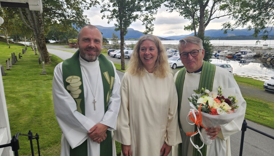 Prost i Indre Nordmøre prosti, Vidar W. Righ, diakon Gro H. Venås og nyinnsett sokneprest i Surnadal, Pål Arne Winsnes. prost, diakon og prest utenfor kirke, på kirketrapp