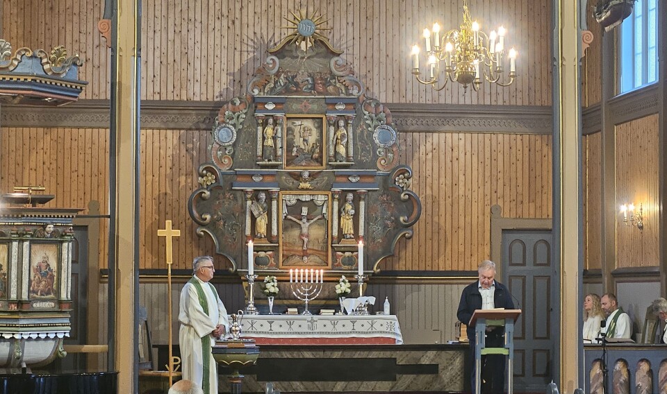 Stig Sæter frå kyrkjeleg fellesråd i Surnadal les 'kallsbrevet' frå biskop Midttømme. prest i kirke