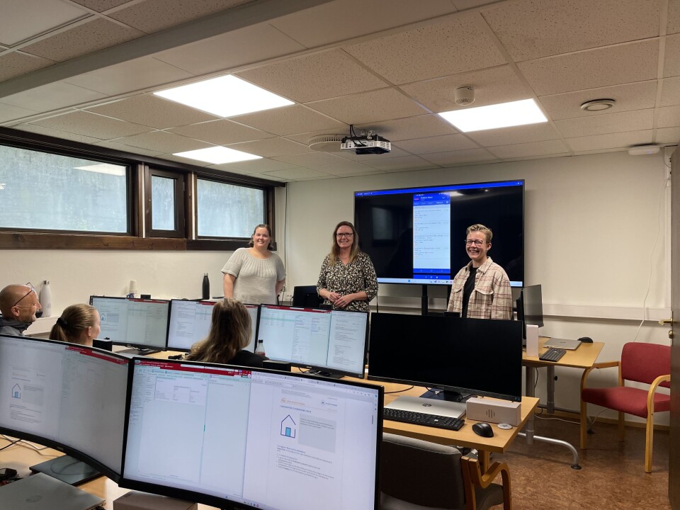 Marte Hammer Eriksen ,Lillian Glærum og Gunhild Eidsli er glade for å gje dei tilsette opplæring i Helseplattformen Tre damer som underviser i klasserom med mange dataskjermer på pultene til de ansatte.