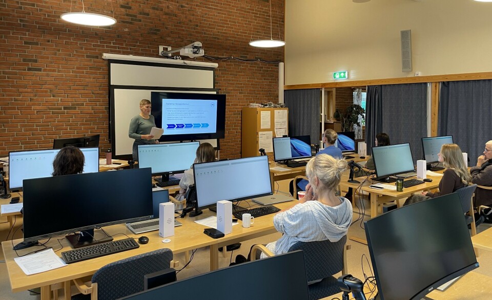 Instruktør Ingunn Mikkelsen held kurs i Helseplattformen for vernepleiarar og sjukepleiarar ved sjukeheimen. Ansatte som sitter ved pulter med pc-skjermer