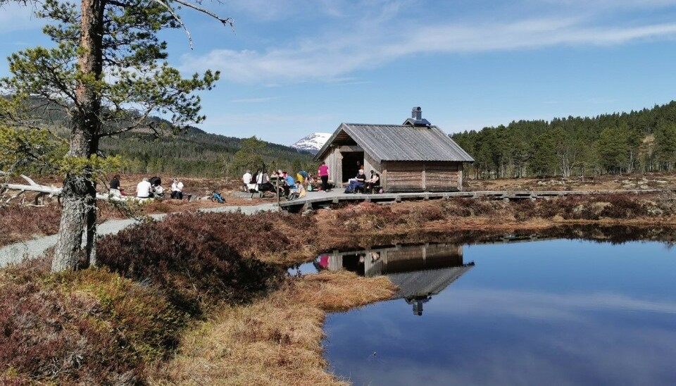 «Friluftslivets uke» i Surnadal Bilde av bu ved vatn