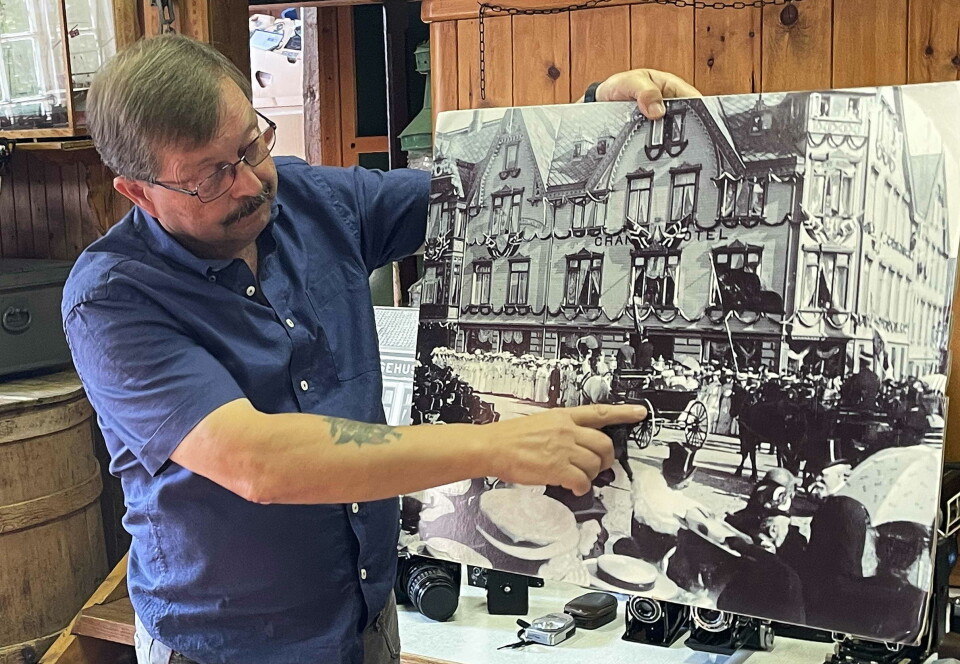 - Og her sit dronning Maud! Unikt foto av kongeparet på kroningsreisa I 1906, med mange finpynta kristiansundarar framfor Grand Hotell.