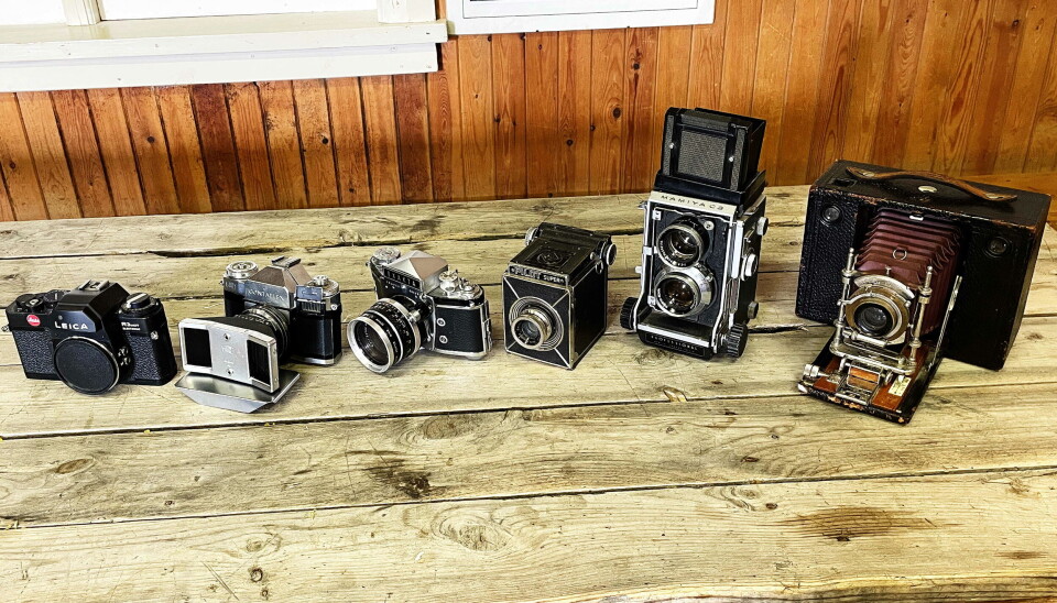 Litt rask kamerahistorie frå samlinga. Ytst til høgre eit Kodak Eastman Cartridge frå ca 1900, vidare mot venstre Pilot Super (München 1930), Mamiya C3 (Japan 1950), Exacta 1960, Zeiss-Ikon Contaflex med tvillinglinse (år ) og Leica R3 1980.