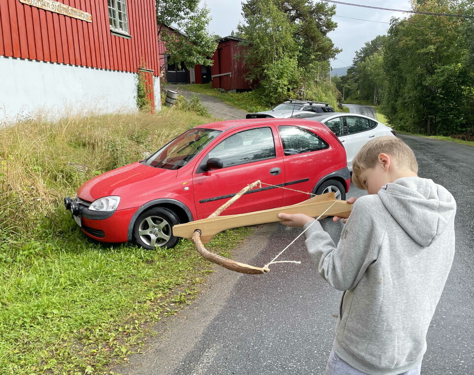 Å skyte med «hardbust» (armbrøst) under vaksen rettleiing er blant tilboda til dei yngste.