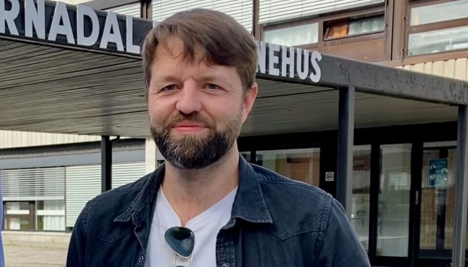 Eirik Fiske To menn som holder frem et kart foran kommunehuset.