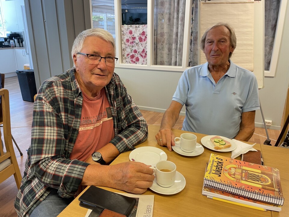 Ole Trygve Foseide og Kristian Ranes. To menn som sitter ved et bord med kaffekopp foran seg.