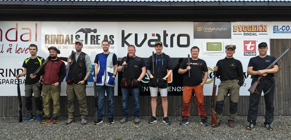 De tre beste lagene i årets Bedriftscup. Fra venstre Einar Bolme, Tor Fredrik Mikkelsen og Frode Sæterbø fra Pipelife 1. Eirik Mogset , Are Forren og Olaf Karlstrøm fra Svorka 1. Roar Bolme, Lars Moe Løset og Jostein Helgetun, Rindalslist. Skyttere med gevær på sytterbane med reklame i bakgrunnen