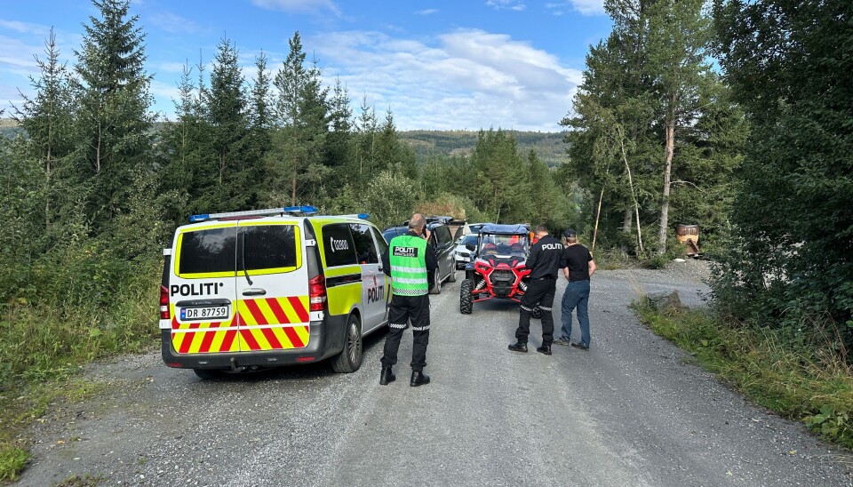Savnet mann funnet i god behold Politifolk, en politibil og en ATV på en grusvei.