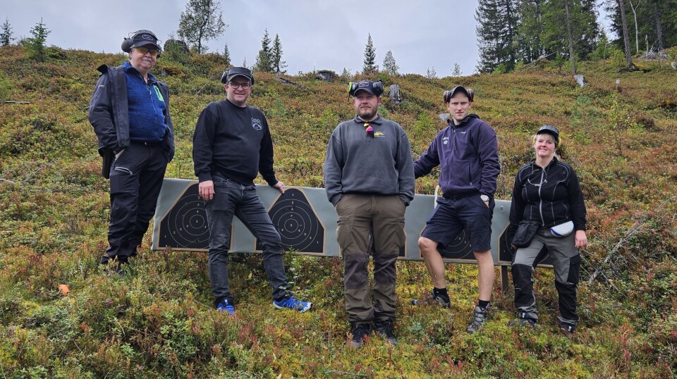 Skyttere og anviser ved blinkene på det lengste holdet på Standplass 5. Fra venstre Nils Sylte, Emil Fiske, Andreas Snekvik, anviser Øystein Løset og Heidi Torve. Skyttere ved skiver i terrenget