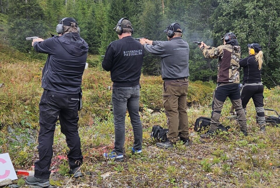 Fra skyting på standplass 5 under jubileumsstevnet. Skyttere fra venstre: Nils Sylte, Emil Fiske, Andreas Snekvik og Grim Sæterbø . Alle fra Bæverdalen PK. Ytterst til høyre, Heidi Torve fra Meldal Sportsskyttere. Skyttere og standplassleder