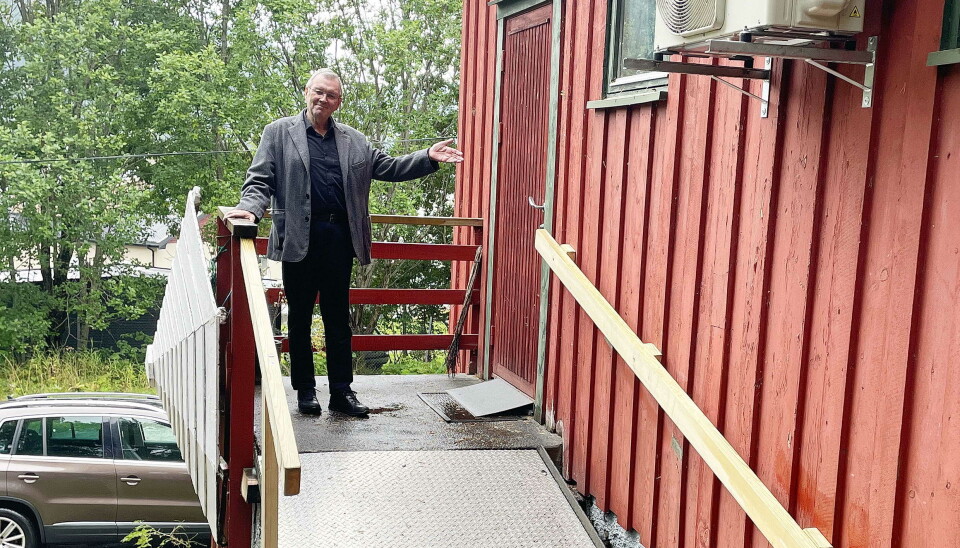 Leiar i Bøfjorden Historielag, Bernt Bøe, helsar alle velkomne med ny tilkomst til sjøbruksmuseet. En mann som står på toppen av en rullestolrampe.