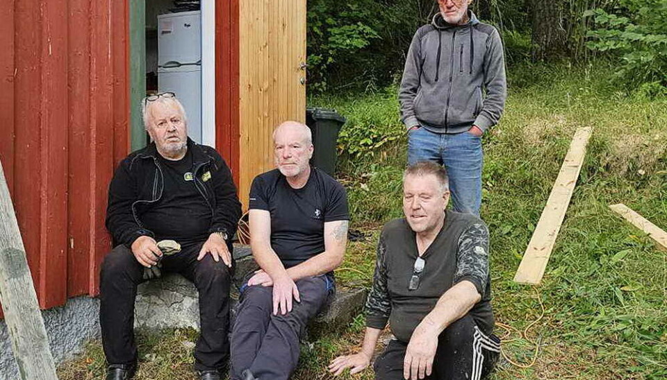 Dugnadsgjengen i eit velfortent fem-minutt: Inge Dønheim (frå venstre), Kjell Arild Staknes, Leif Erik Staknes (bak) og Arnfinn Nessæther. Fire menn som ser ut til å ha tatt en liten pause i snekkerarbeidet ved en husvegg.