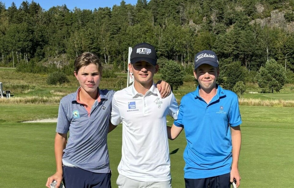 Her er Marius Kvande flankert av sine medspillere/konkurrenter i dagens flight, Knut Marius Erlandsen fra Bærum GK og Christian Braathen fra Oslo – som endte på henholdsvis 3. og 4. plass. Tre unge golfspillere oppstilt for fotografering på banen.