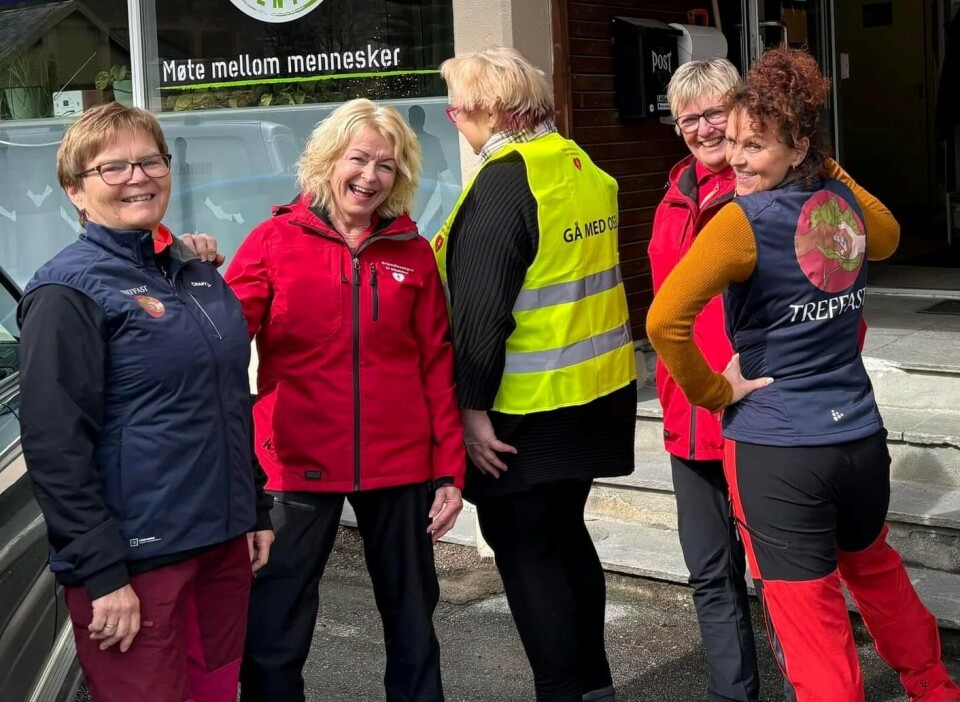 – Kom og bli med oss! Fem smilende turkledde damer.