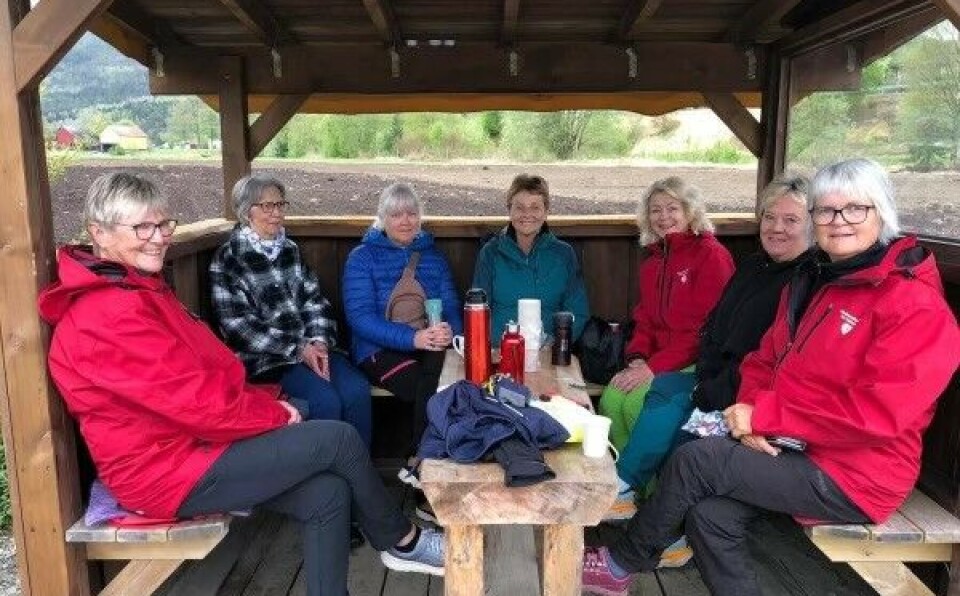 – Kom og bli med oss! Seks turkledde damer rundt et bord i en gapahuk.