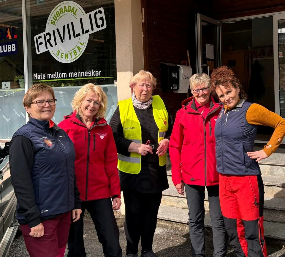 – Kom og bli med oss! Fem smilende turkledde damer.