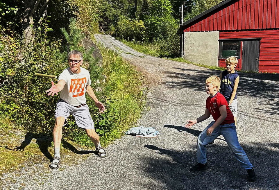 Imponerande: Kristian fangar kvemsen (jeppen) i lufta. Dermed får han og dei to andre på utelaget, Lars Isak og Harald, overta føringa.