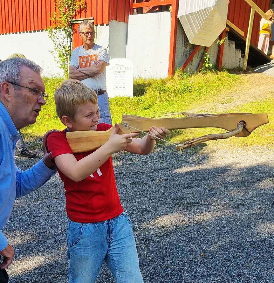 Bernt instruerer Lars Isak i bruk av armbrøst eller «hardbust», som det treffande heiter i Bøfjorden. I bakgrunnen Kristian Settem