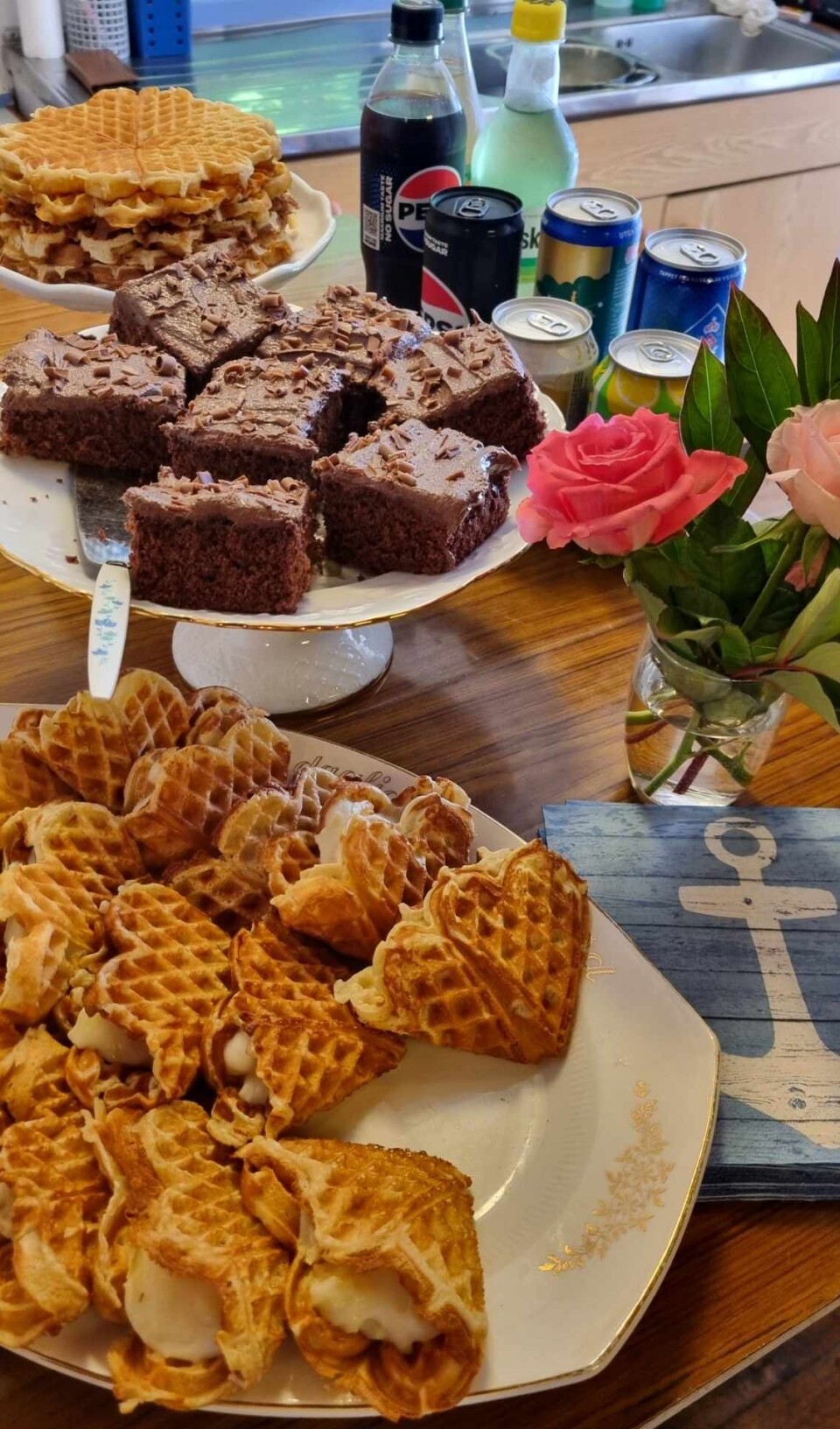 Også kjøkenet hadde gode produkt. Nora selde godsaker til kaffen Bord med Vafler, sjokoladekake og drikke