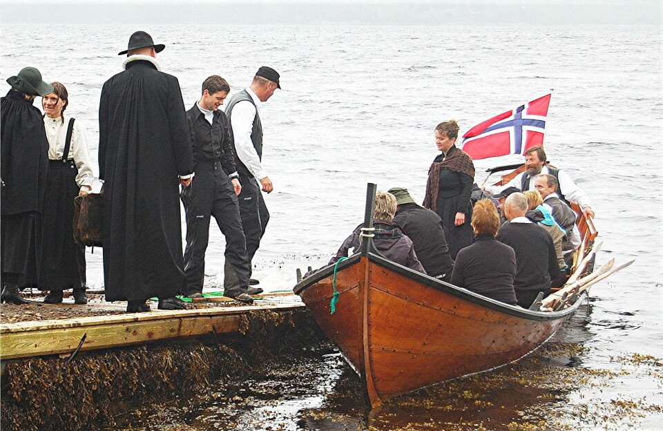 Kyrkjebåten «Hjelmkonnå» gjorde også historisk tur til Stangvika pinsedag i 2010. Erik Blomstrøm (i gammal prestedrakt) er med i år som den gongen.