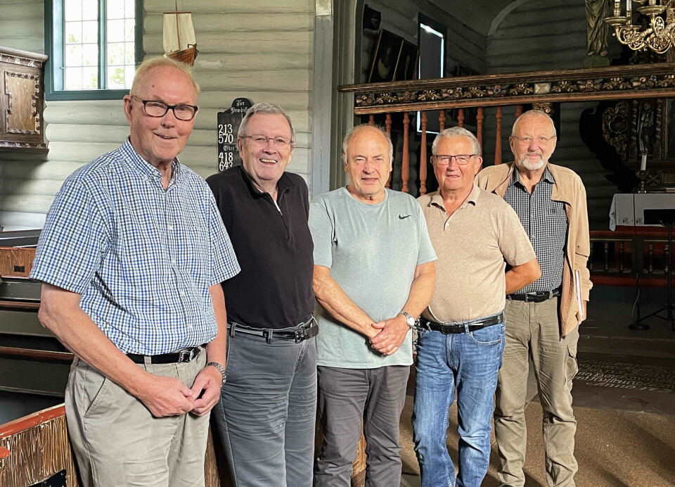 Aktørar på synfaring i kyrkja. Frå venstre Lars Indreiten (leiar), Bernt Bøe («kyrkjesongar»), Bertel Aasen (prest), Per Inge Vatten («lensmann») og Einar Oterholm (historikar).