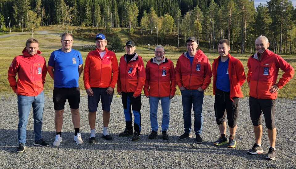 Flere frivillige fra Rindal er klare til Ski VM i Trondheim i forskjellige roller som frivillige. Fra venstre Stadionsjef Håkon Solvik, VM-ambassadør Karstein Mauset, Lasse Skjølsvold, Steinar Landsem, Inge Brønstad, Arne Skjølsvold, Rune Løfald og Jon Ole Aspli. Menn oppstilt i SkiVM 2025 jakker på skistadion