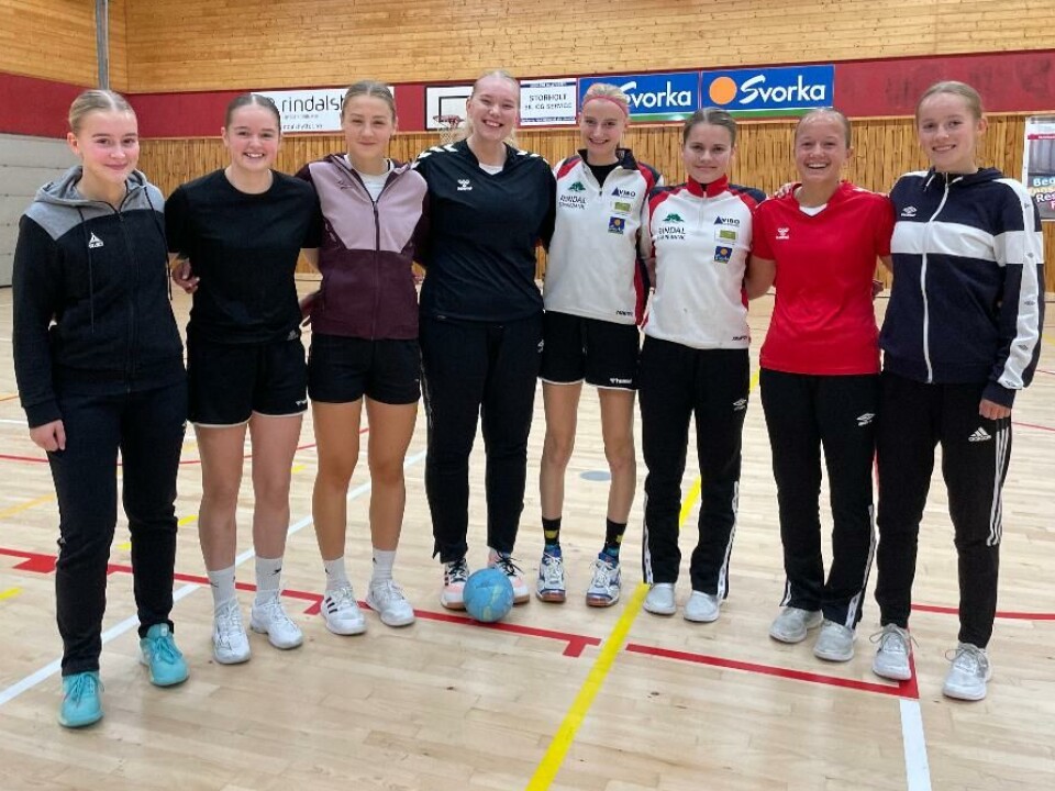 Blide jenter før trening denne uken. Fra venstre Stine Kvendset, Milla Skjølsvold-Aasen, Maria Svinsås, Guro Søyseth, Uma Børset Bekken, Frida Møkkelgård, Eiri Henriksdotter Blekken og Guri Bolme Nonstad. Ungdomsjenter står ved siden av hverandre i treningsklær.