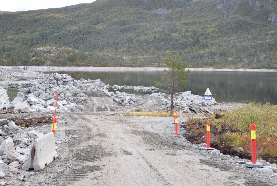 Her blir det nytt båtutsett. Steinlageret som ligger igjen i magasinet blir snart ryddet opp. Et anleggsområde ned mot et vann på fjellet.