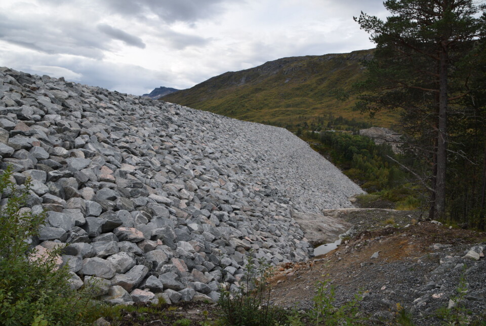 Gråsjødammen sett nedenfra. Arbeidet med rehabilitering av dammen er snart fullført. En stor demning sett nedenfra.