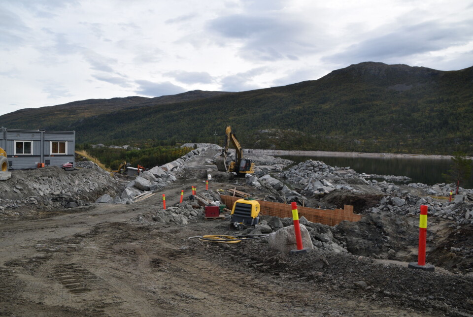Området ved Gråhaugen er det som står igjen her oppe. Ei gravemaskin som jobber på en stor demning.