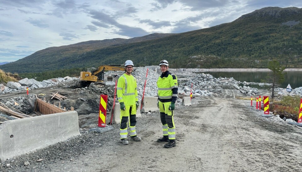Arkivfoto: Prosjektleder Carl Martin Klæth og kraftverksjef Per Ivar Ingstad ved Gråsjødammen. To menn i varselklær på et anleggsområde.