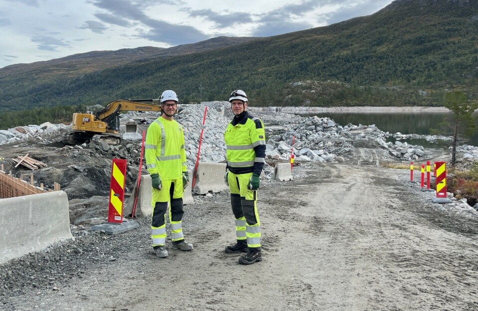 Prosjektleder Carl Martin Klæth og kraftverksjef Per Ivar Ingstad ved Gråsjødammen. To menn i varselklær på et anleggsområde.
