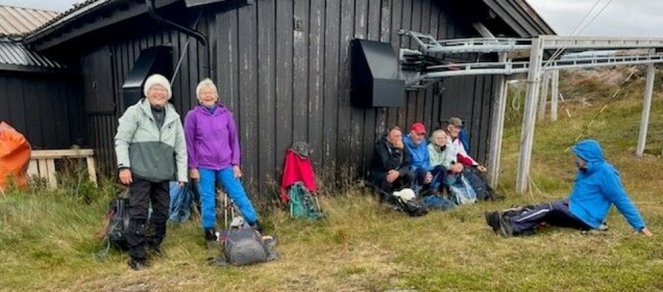 Tirsdagstur til Gimshøgda Turkledde folk som har tatt en pause ved ei lita hytte.