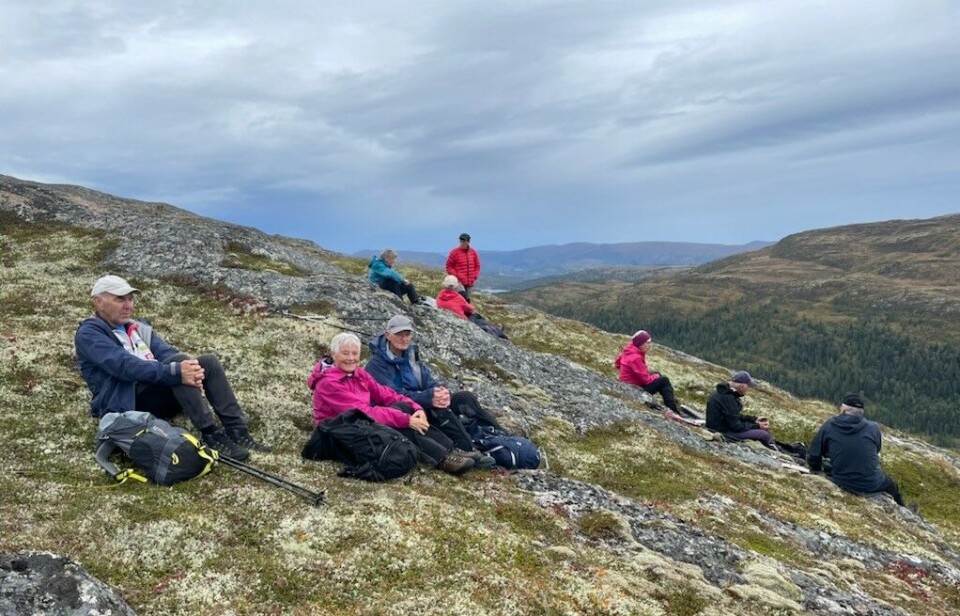 Tirsdagstur til Gimshøgda Turkledde folk som har tatt en pause og satt seg ned på berget.