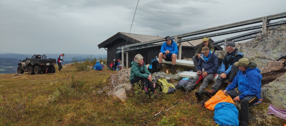 Tirsdagstur til Gimshøgda Turkledde folk utenfor ei lita hytte på fjellet.