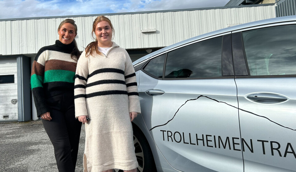 Stine Arntsberg, til venstre, og Guro Nordvik-Bergstad er trafikklærere i den nyoppstarta Trollheimen Trafikkskole To damer foran en kjøreskolebil