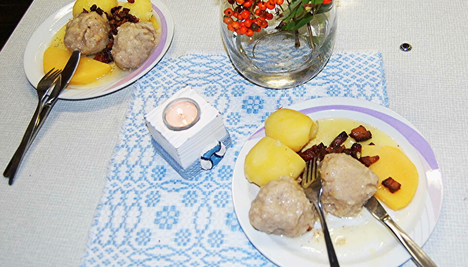 Ball var ei tid fattigmannsmat, men har vorte herrekost! Et bord med to tallerkner med sildball.