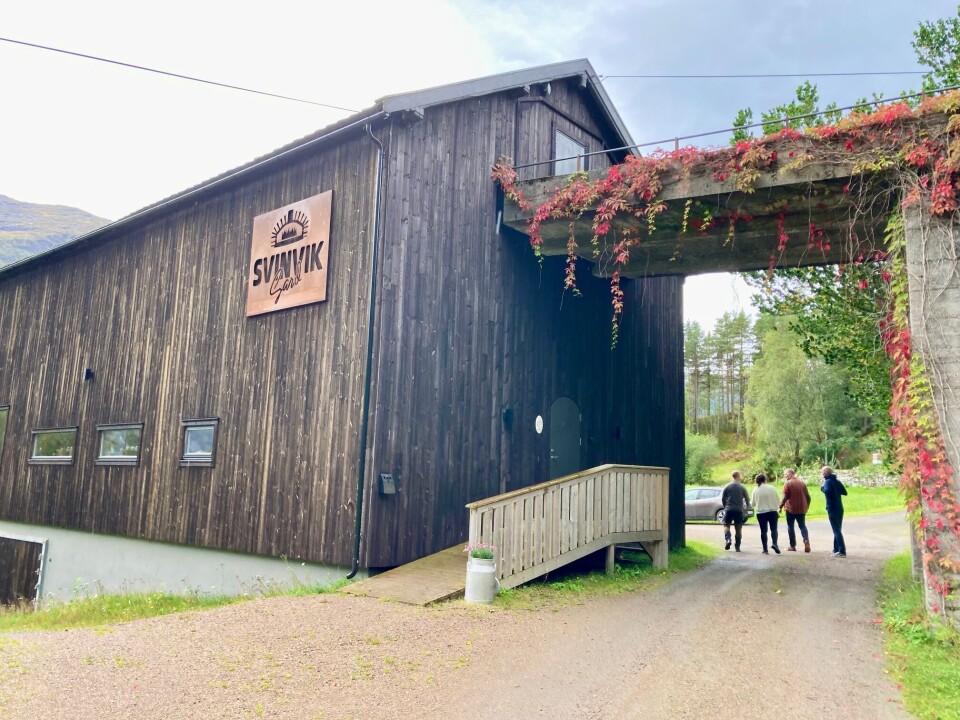 Samling for bønder med kreative tanker for utvikling av næring på gården møttes på Svinvik Gard for faglig påfyll. Stor driftsbygning med brunt panel, låvebro og stort skilt med teksten 'svinvik gard'