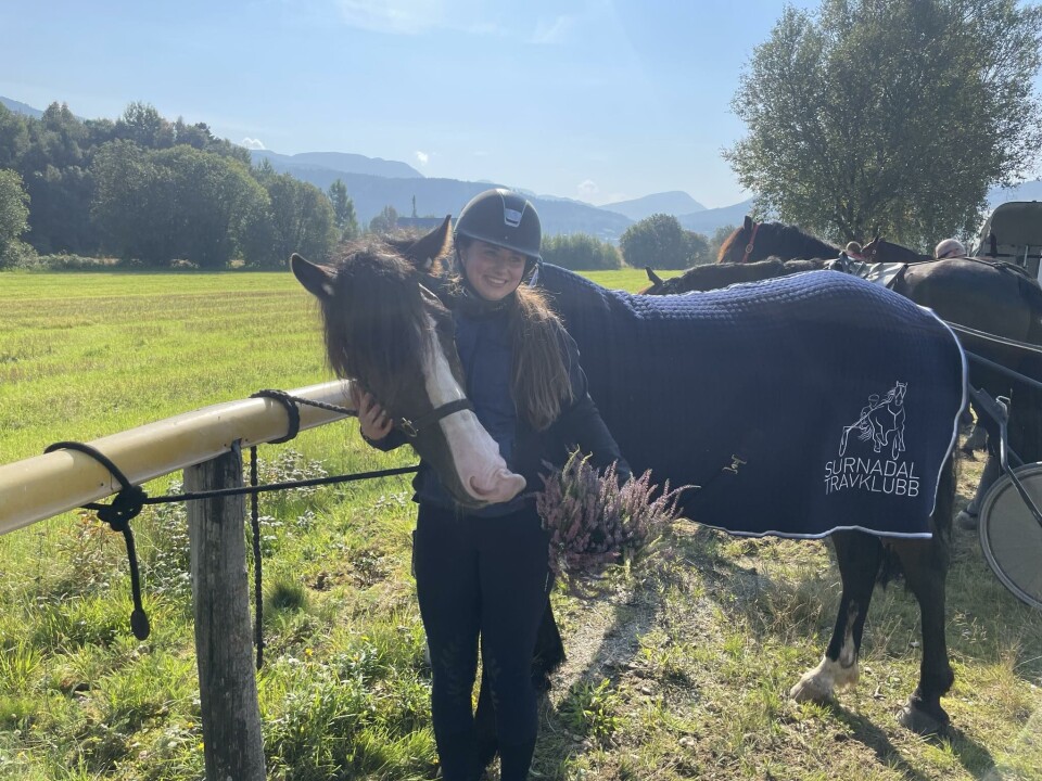 Stensvik Lotta og Tuva Helseth. En jente holder en hest