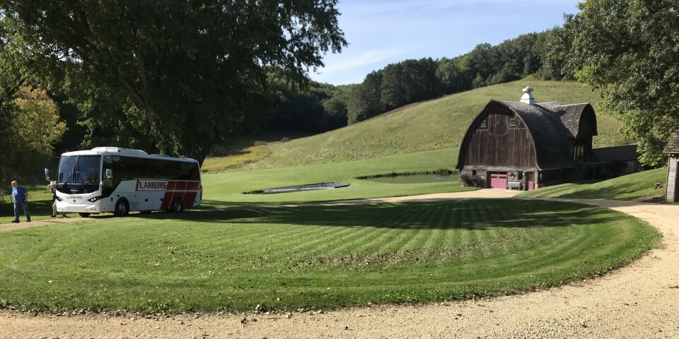 Dag 4 – Romåstådalen i Strum En gård hvor en buss står parkert