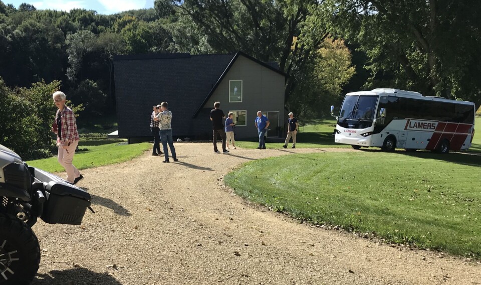 Dag 4 – Romåstådalen i Strum Mennesker på vei av en buss